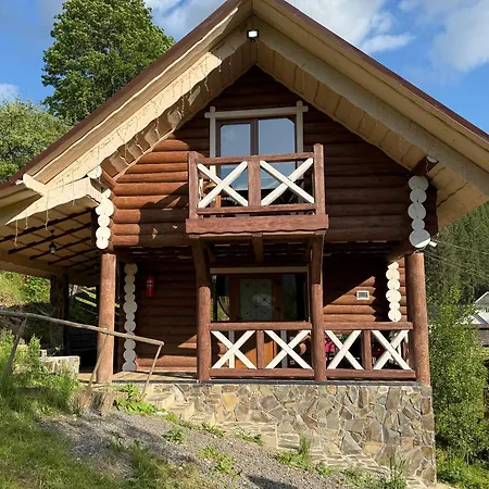 під лісом Synevyrsʼka Polyana